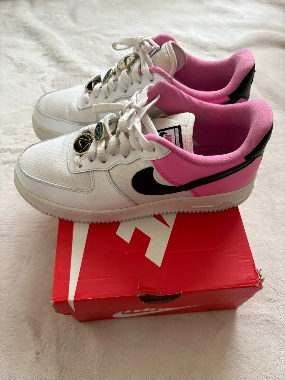 Nike white low